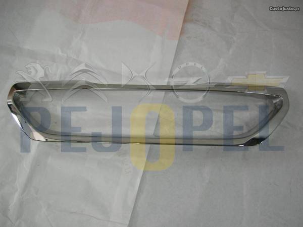 PEUGEOT 2008 2013 sonrası Ön Panjur Nikelaj Çerçevesi - 9678365780